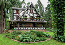 фахверк дом с верандой в лесу